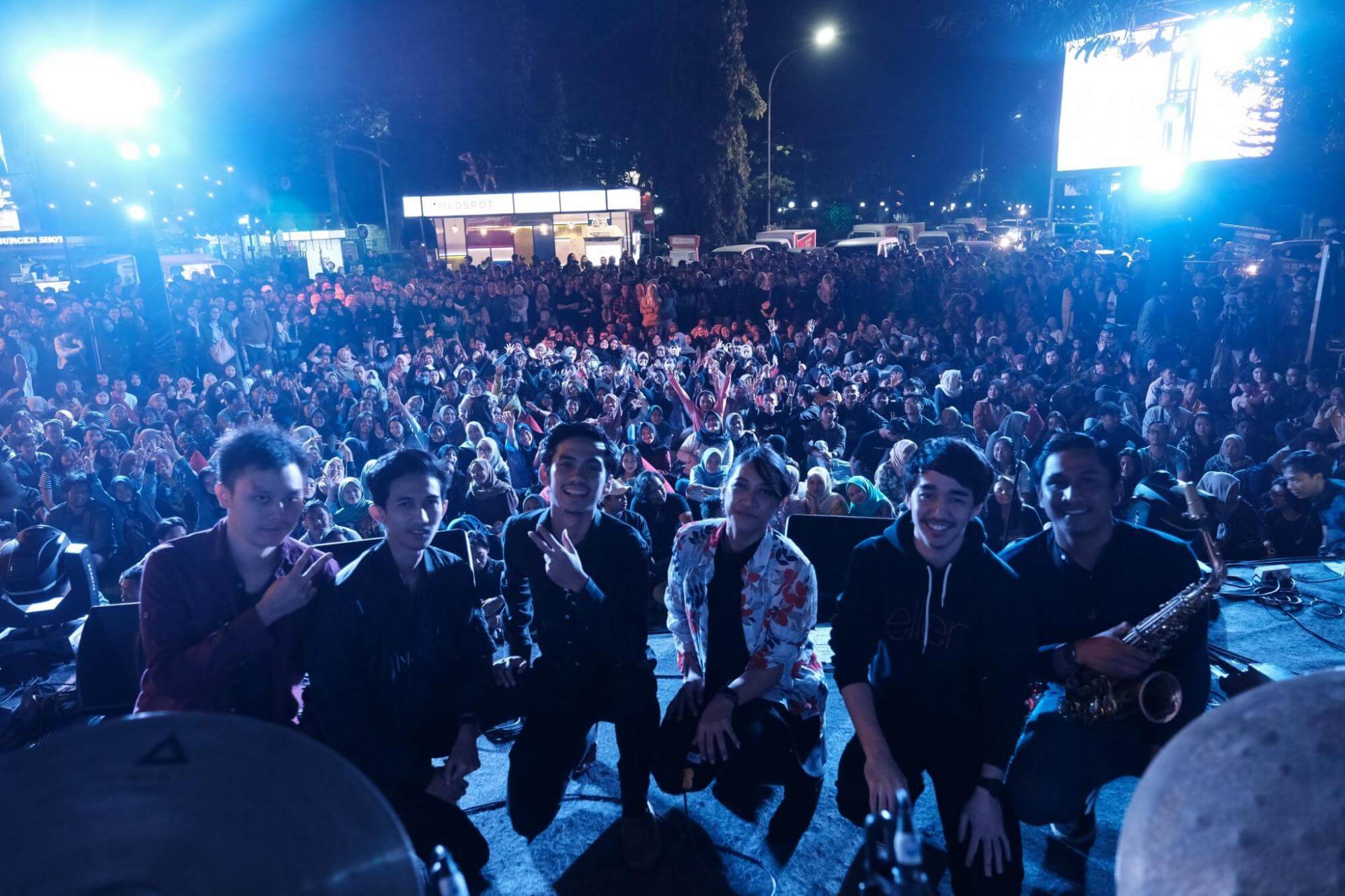 Penonton Menjadi Backing Vocal MLDJAZZPROJECT Season 4 di SBJT Malang